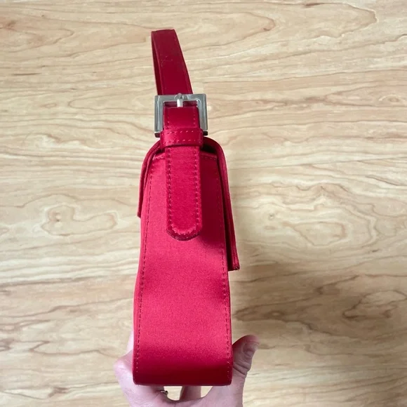 Vintage Late 90s Baguette in Satin Red Multicolored Asian Embroidered Flowers - Picture 3 of 12